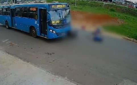 VÍDEO: Motociclista morre e passageiro fica gravemente ferido em colisão com ônibus