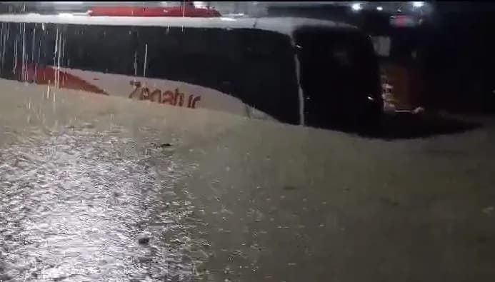 Temporal: Chuva em Manaus inunda ruas e casas na madrugada deste domingo (19)