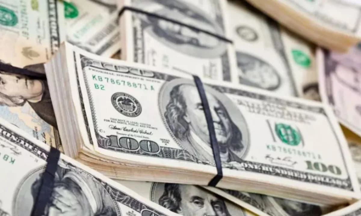 Bolsa sobe quase 3% e dólar cai pelo nono dia seguido