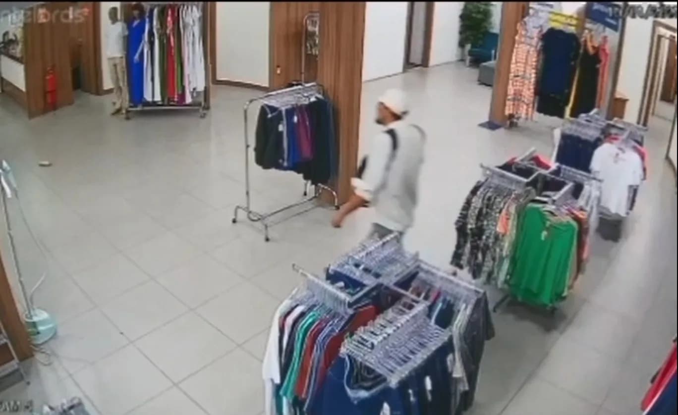 VÍDEO: Loja na Zona Leste de Manaus é assaltada por homem armado