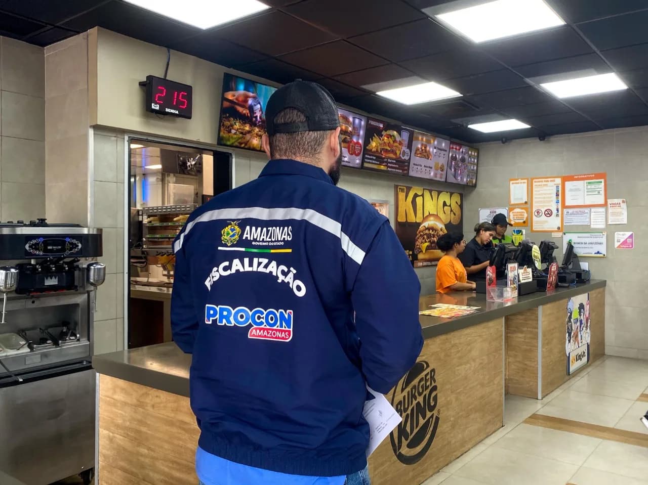 Rede de ‘fast food’ é notificada pelo Procon-AM após anunciar sanduíche de graça a advogados