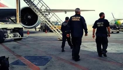 Empresário é preso em flagrante por abusar de criança de 11 anos durante voo de Miami ao Rio