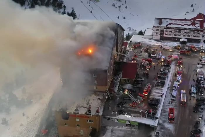 VÍDEO: Incêndio em hotel mata 10 pessoas e deixa 32 feridos na Turquia