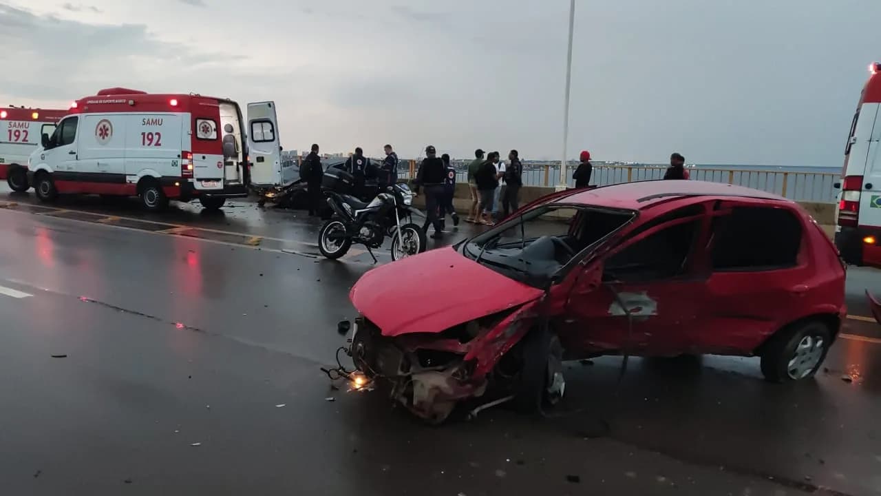 Colisão entre carros deixa duas pessoas feridas na Ponte Rio Negro