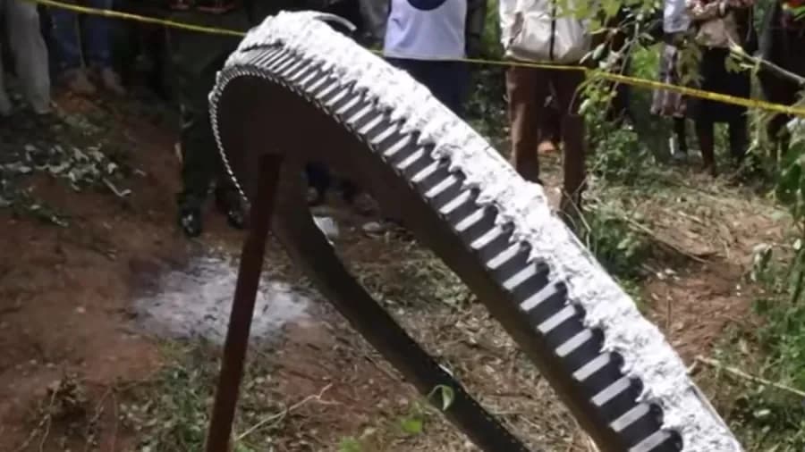 Anel metálico de 500 kg cai do céu sobre vila no Quênia: &#8220;Fim do mundo&#8221;