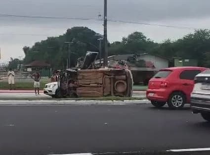 VÍDEO: Carro perde o controle e capota em avenida de Manaus