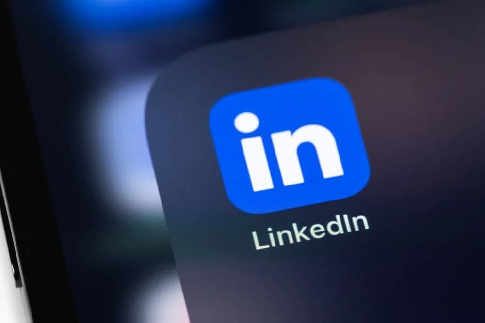 LinkedIn é processado por uso de dados privados para treinar IA; entenda