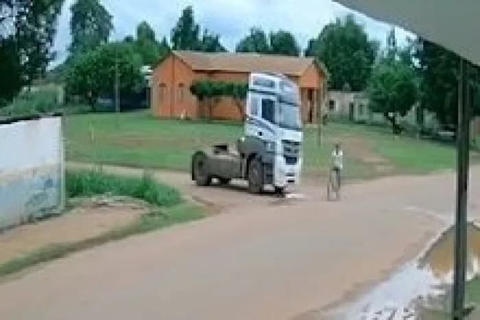 VÍDEO: Ciclista é atropelado por carreta em RO e é arrastado por mais de 20 metros