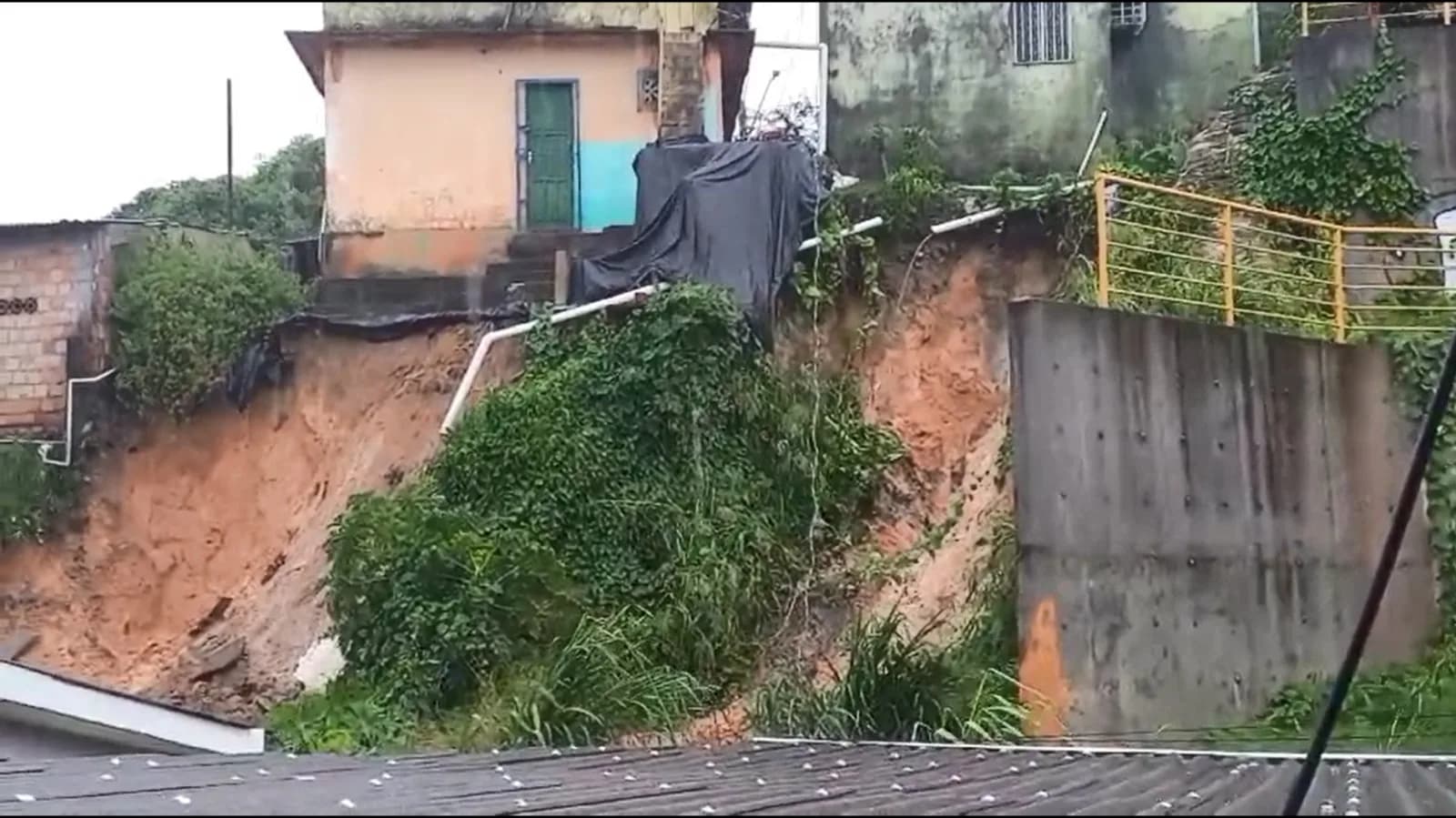 Defesa Civil emite alerta de deslizamento de terra em Manaus neste domingo (23)