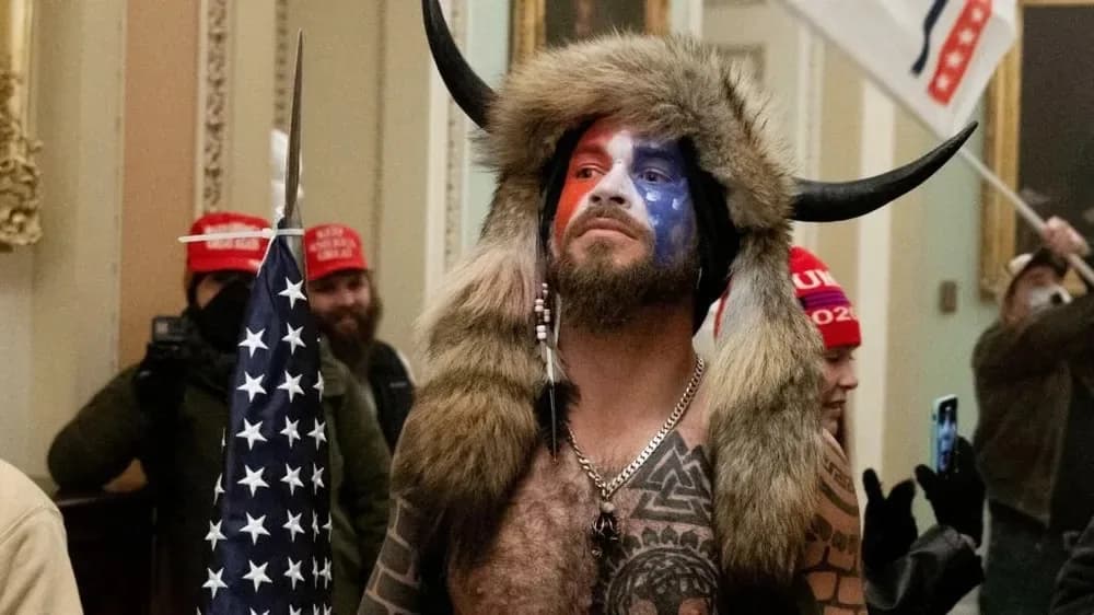 EUA: &#8220;Viking do Capitólio&#8221; diz que vai comprar armas após perdão de Trump