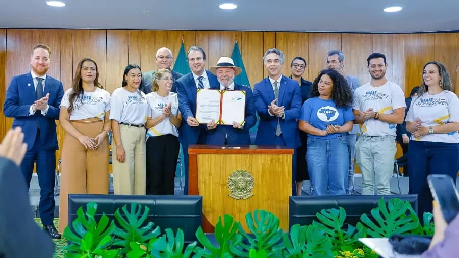 Governo lança programa &#8220;Pé-de-meia Licenciaturas&#8221; para auxílio a professores; veja regras