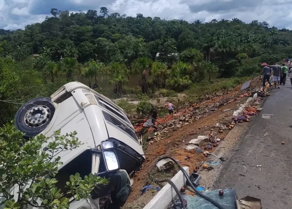 VÍDEO: Caminhão com cebolas tomba e despenca em ribanceira na BR-174