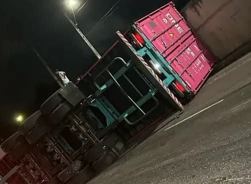 VÍDEOS: Carreta tomba e deixa trânsito parado na Avenida das Torres
