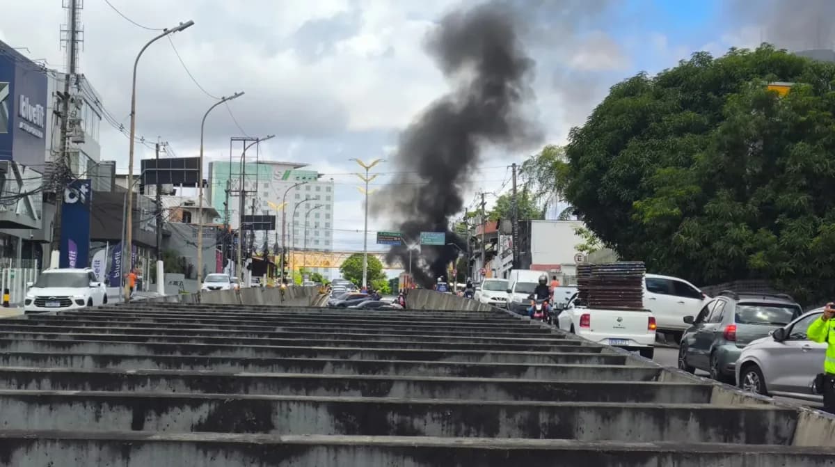 VÍDEO: Moradores relatam explosão após carro pegar fogo em avenida de Manaus