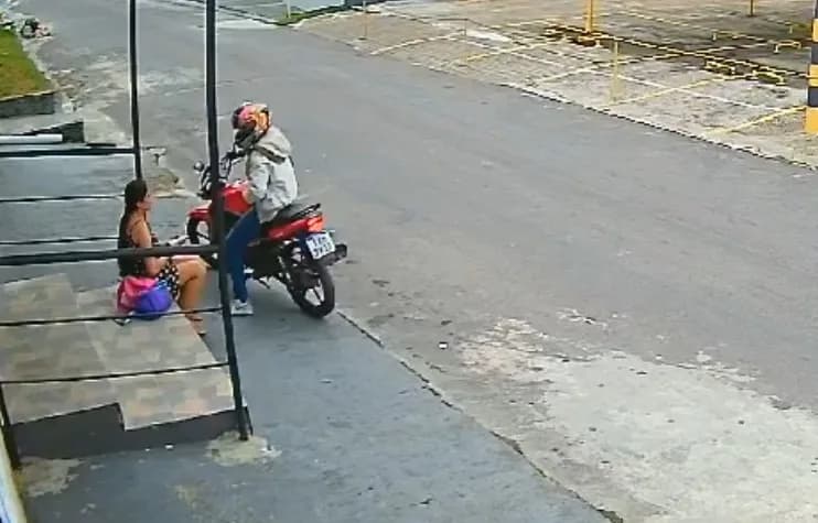 VÍDEO: Mulher é assaltada em frente ao trabalho, em Manaus