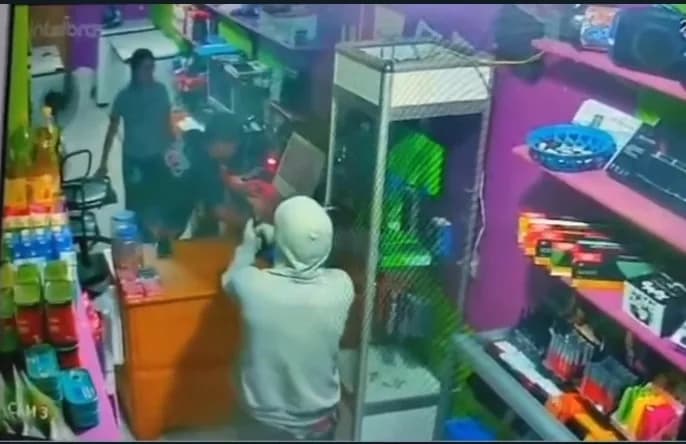VÍDEO: Criminoso finge ser cliente e assalta loja de celulares no interior  do Amazonas