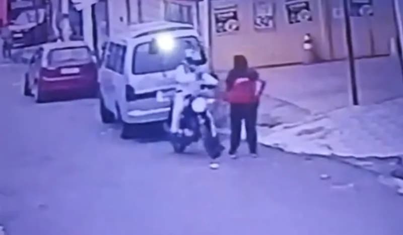 VÍDEO: Criminoso com uniforme do Distrito assalta mulher em Manaus