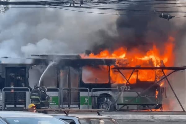 VÍDEO: Avião de pequeno porte cai em cima de ônibus em São Paulo; 2 corpos foram encontrados