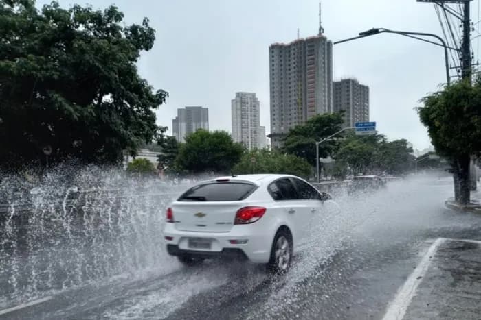 Motorista de app morre ao ficar preso dentro de carro durante alagamento, em SP