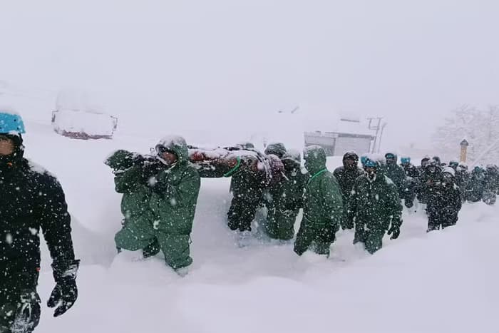 Mais de 50 trabalhadores ficam presos em geleira após avalanche no Himalaia