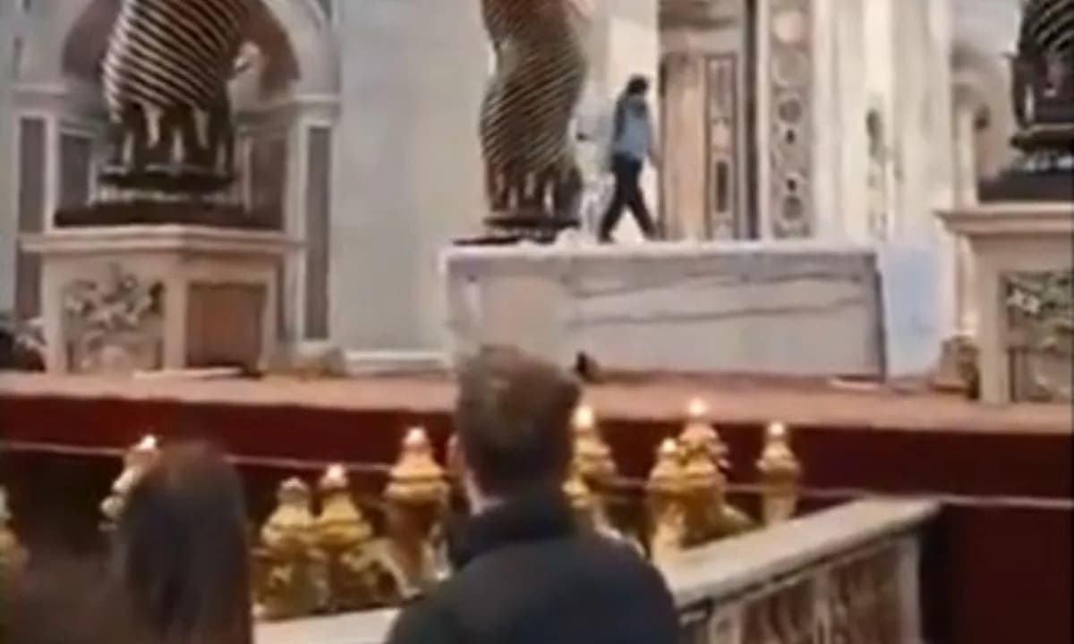 VEJA VÍDEO: Homem é preso após invadir Basílica de São Pedro no Vaticano
