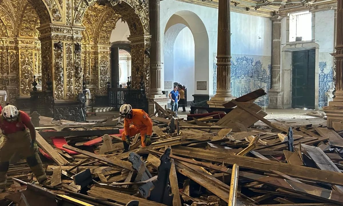 VÍDEO: Teto da &#8216;igreja do ouro&#8217; desaba e mata uma pessoa em Salvador
