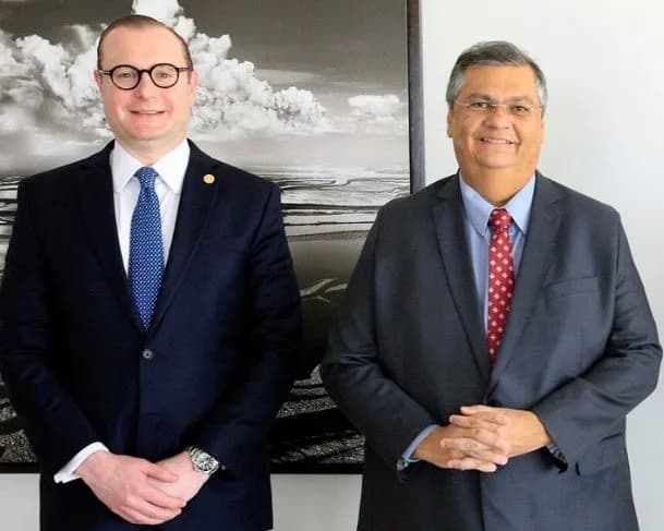 Defesa de Bolsonaro quer impedimento de Dino e Zanin em julgamento