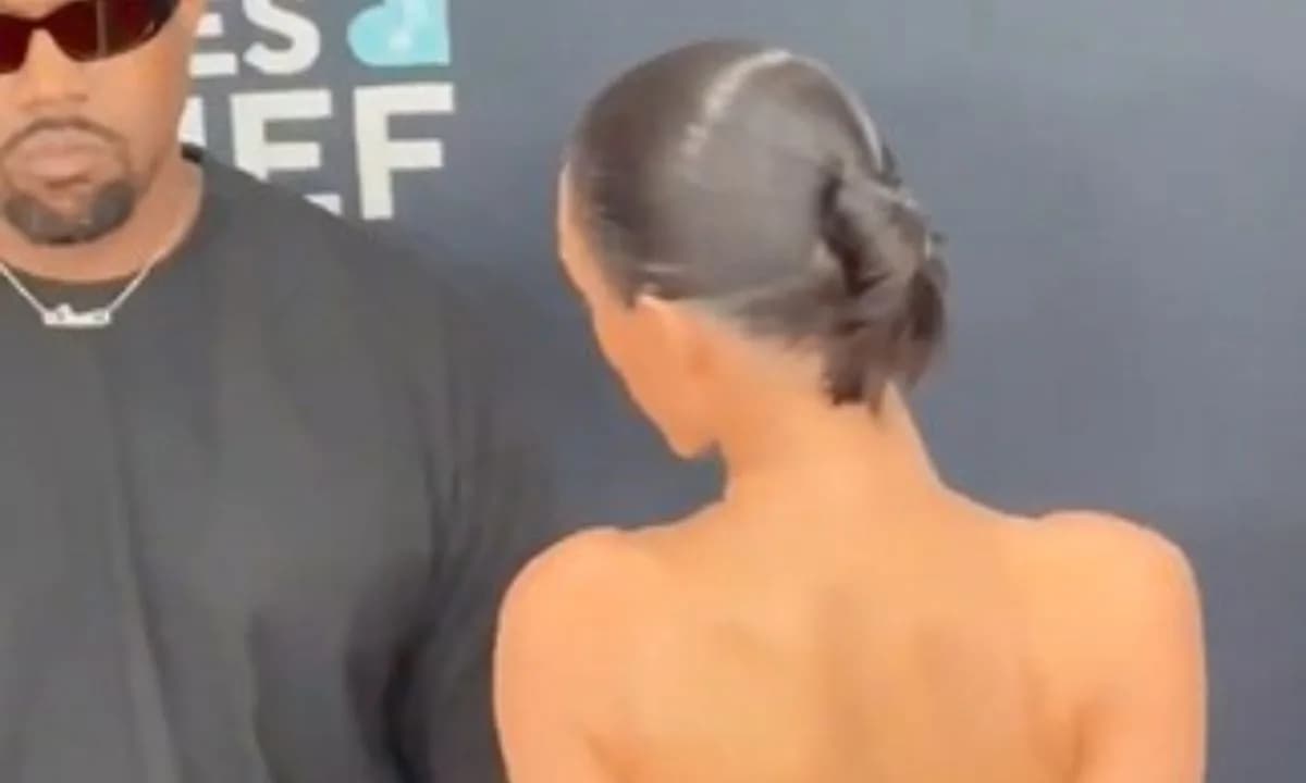 VÍDEO: &#8216;Nua e charmosa&#8217;, saiba quem é a esposa de Kanye West que causou no Grammy 2025