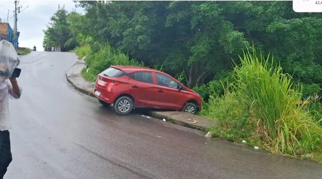Adolescente é atropelada após sair de escola em Manaus