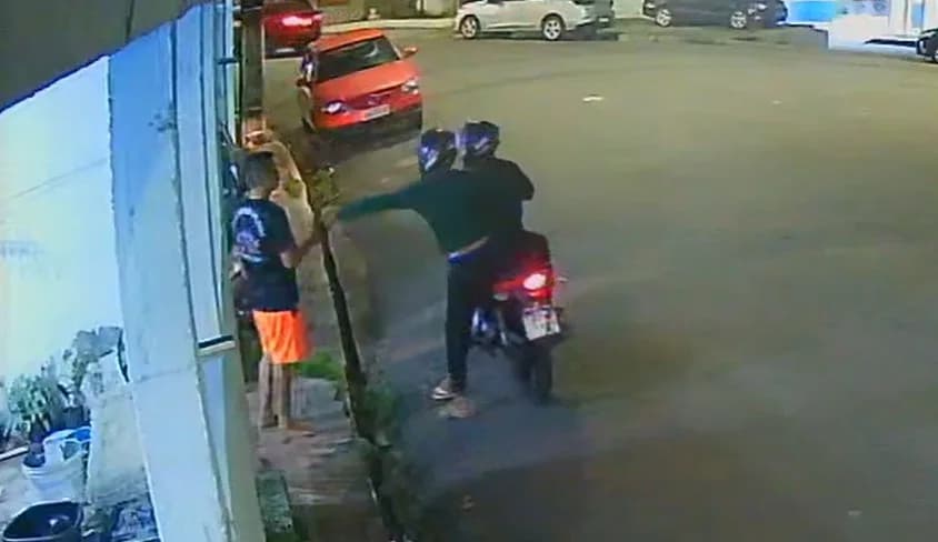 VÍDEO: Homem é assaltado em frente à delegacia na Zona Centro-Sul de Manaus