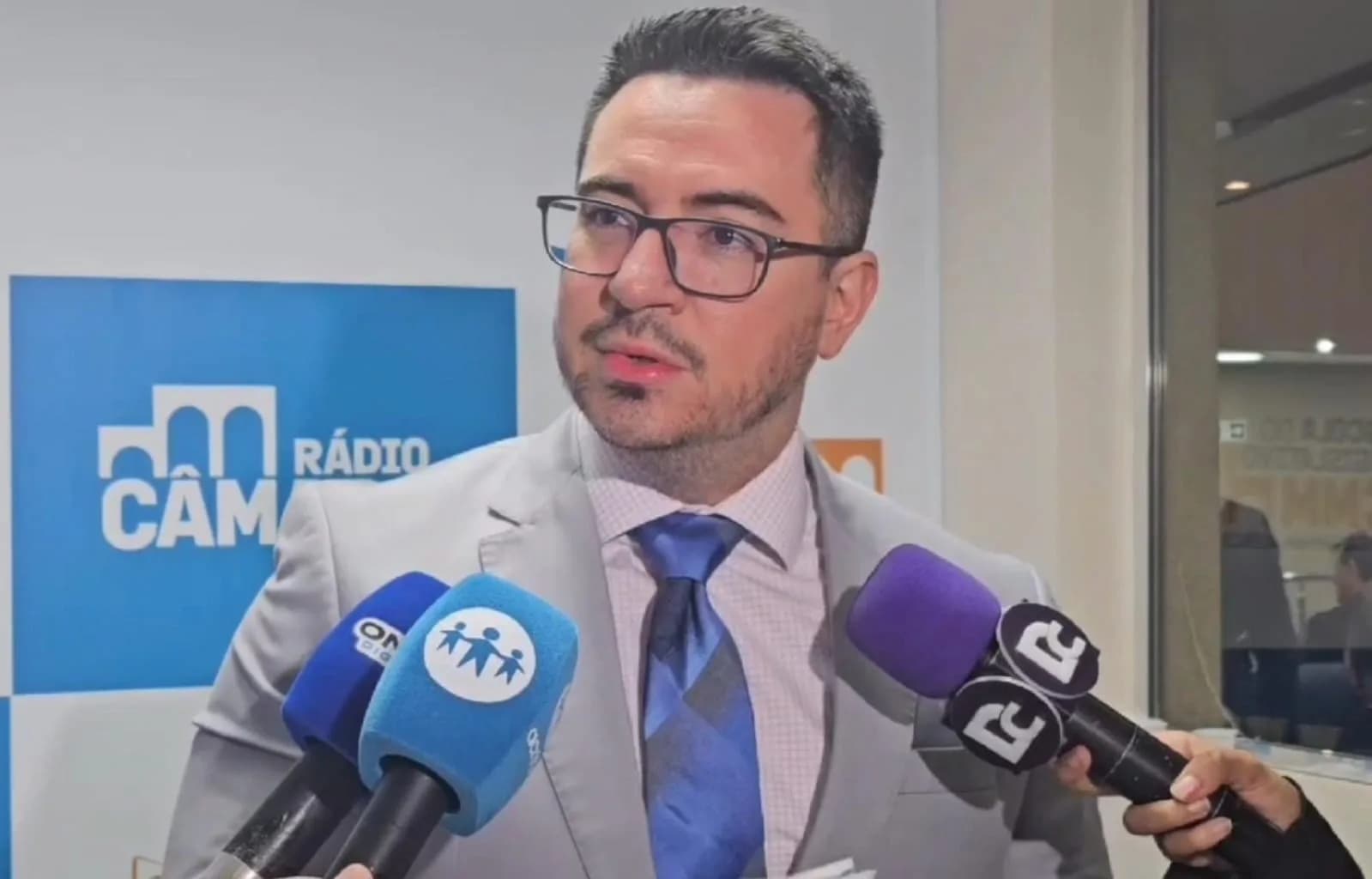 Vereador Rodrigo Guedes cobra transparência em aumento de 12% na conta de água em Manaus