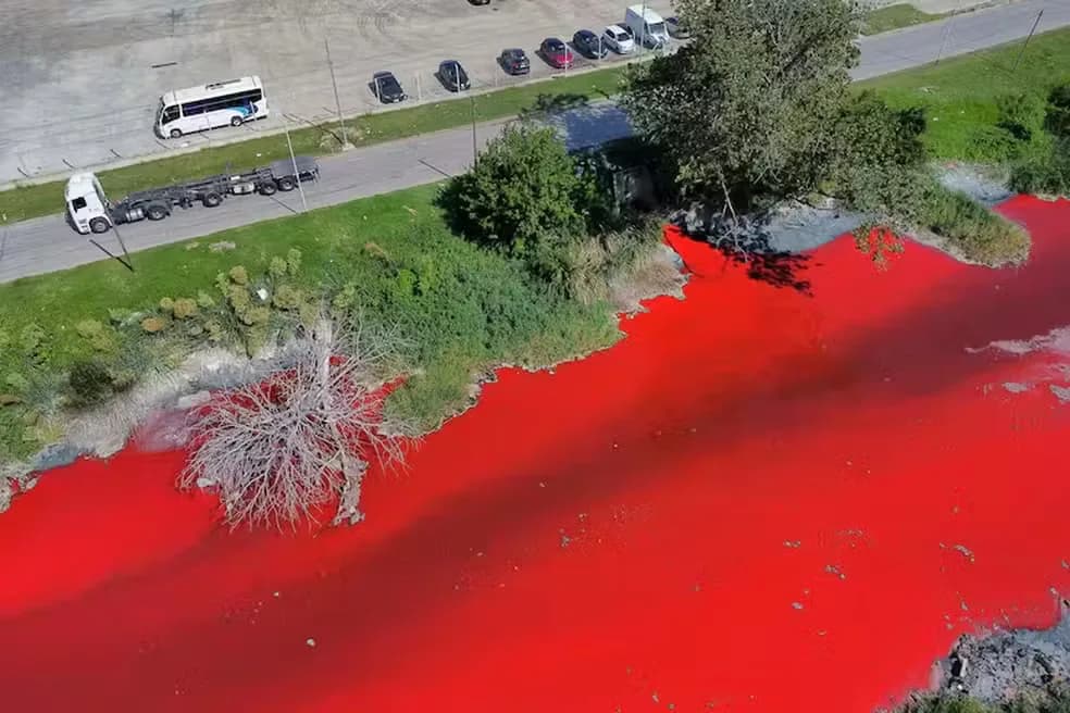 VÍDEO: Rio na Argentina fica &#8216;vermelho cor de sangue&#8217; e assusta moradores da área