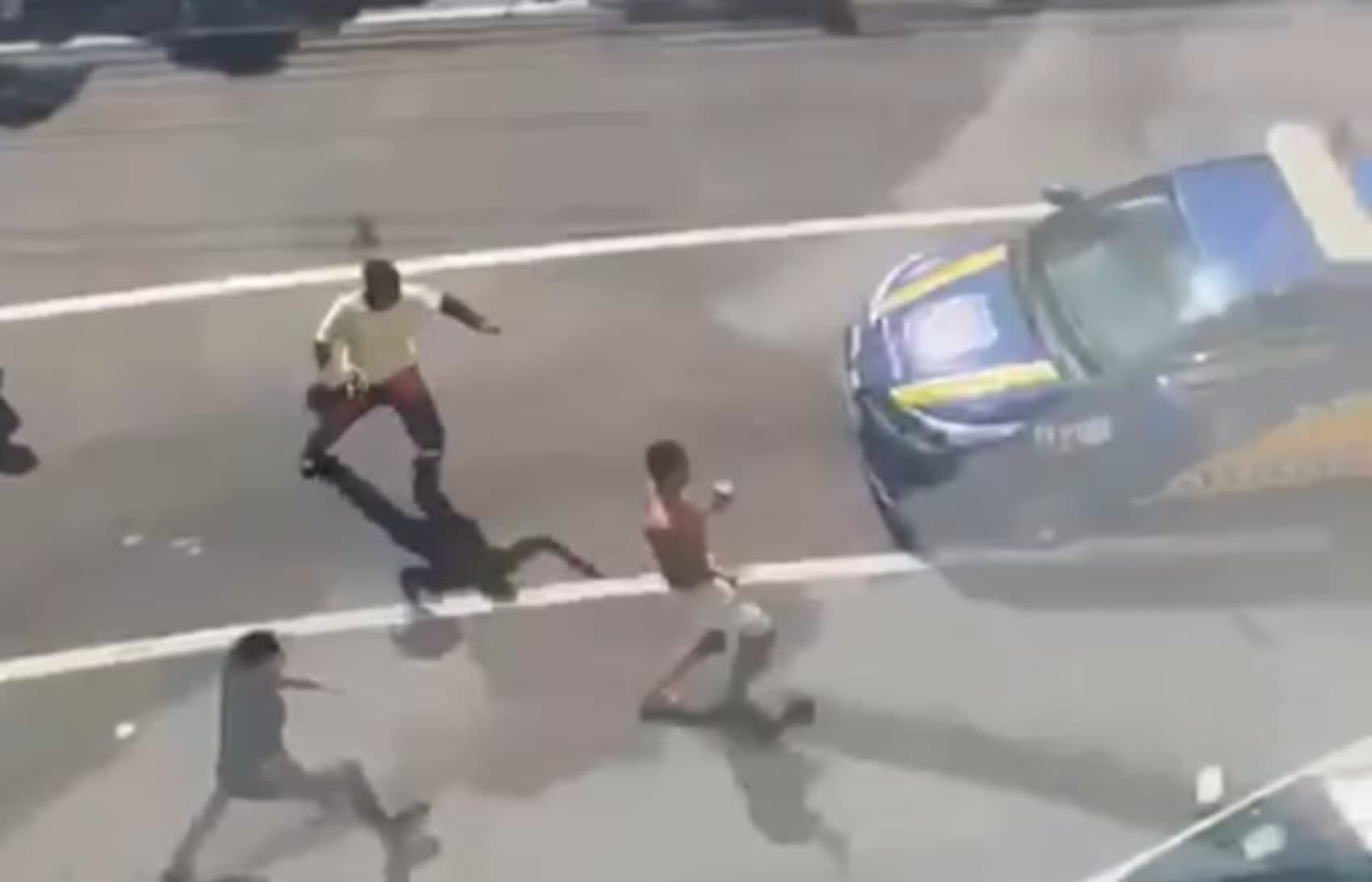 VÍDEO: Suspeito de assalto joga pedra em guardas municipais após abordagem