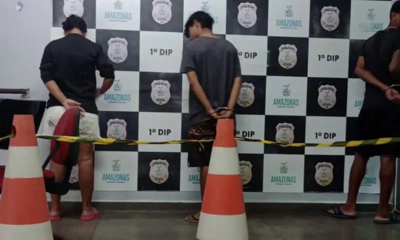 Tráfico e roubo: dois homens e uma mulher são presos no Centro de Manaus