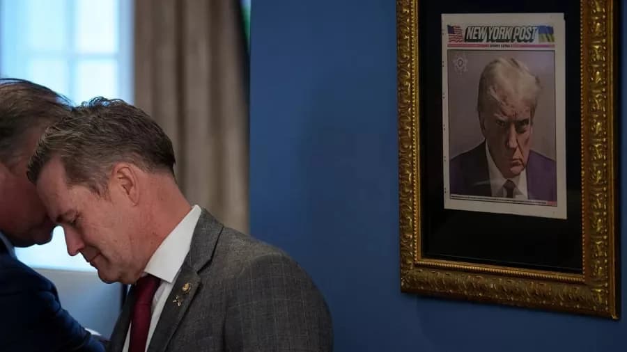 Trump usa foto da sua ficha criminal como decoração em parede da Casa Branca