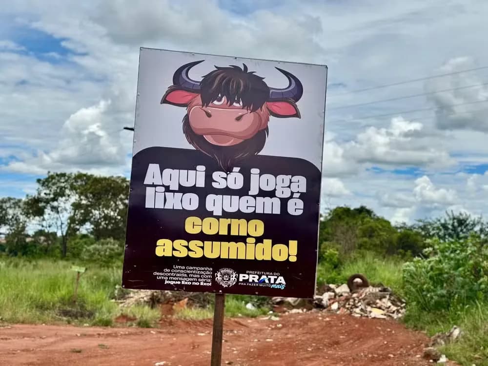 &#8220;Aqui, só joga lixo quem é corno&#8221;: Prefeito cria placas humoradas para combater descarte irregular