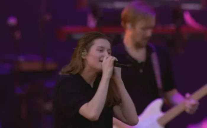&#8216;Deus é gay&#8217;, diz cantora durante show no palco do Lollapalooza