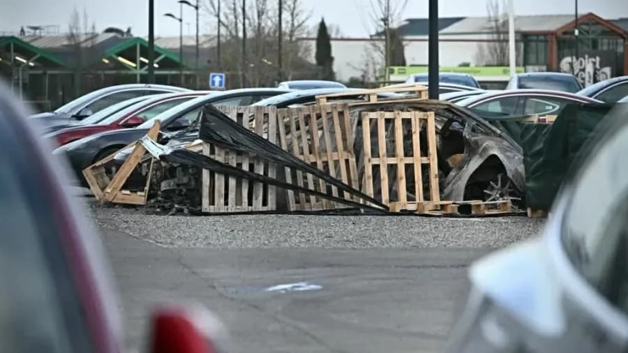 Carros da Tesla, empresa de Musk, são incendiados em ataque na França