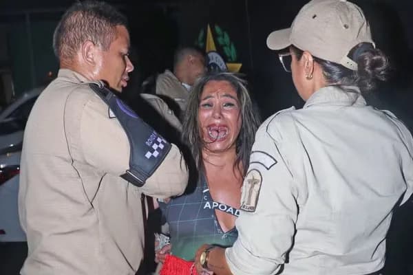 &#8220;Filme de terror&#8221;: Mulher presa por morder pessoas na Sapucaí diz que vai processar camarote