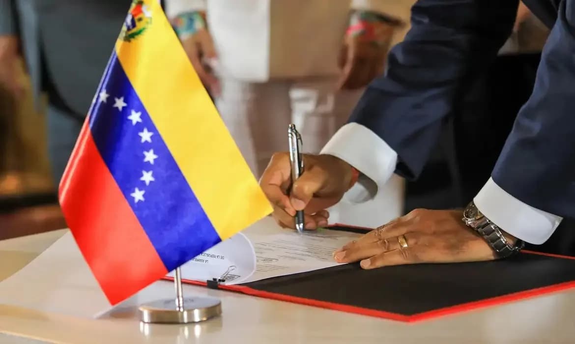 Com risco de apagões, Venezuela reduz a jornada de trabalho de 40 para 13 horas semanais
