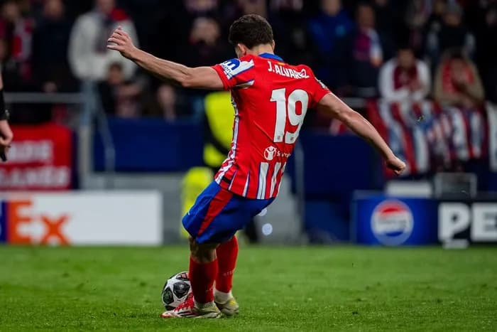 VÍDEO: Atlético de Madrid tem pênalti anulado contra Real e perde jogo; veja lance polêmico