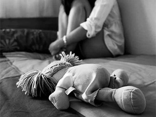 Criança de 6 anos cola as partes íntimas para fugir de abuso em MG