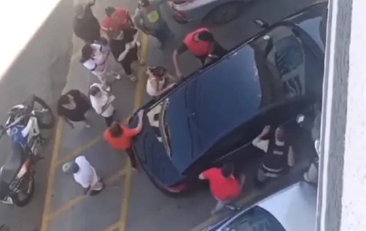 VÍDEO: Policial militar quebra vidro de carro para resgatar bebê preso em MG