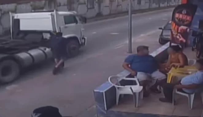 IMAGEM FORTE: professor é esmagado por carreta ao cair de patinete no Paraná