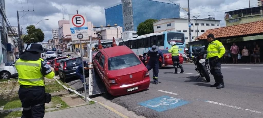 Carros são removidos e multados em estacionamento irregular no Centro de Manaus