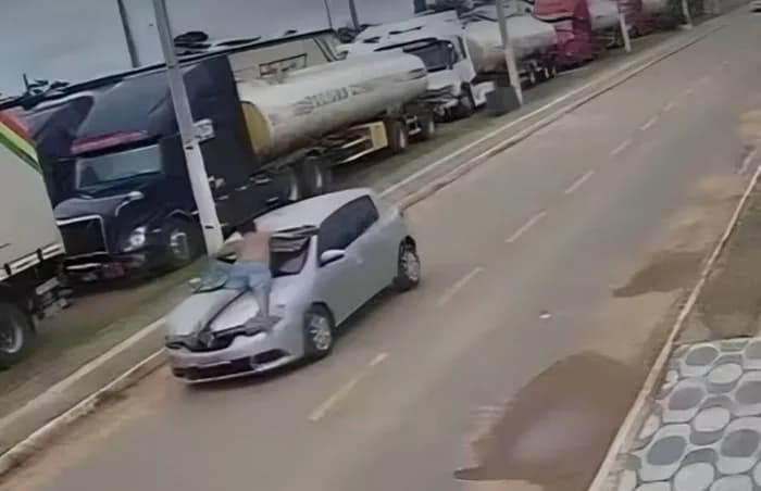 VÍDEO: Homem é arrastado em capô de carro após supostamente agredir esposa