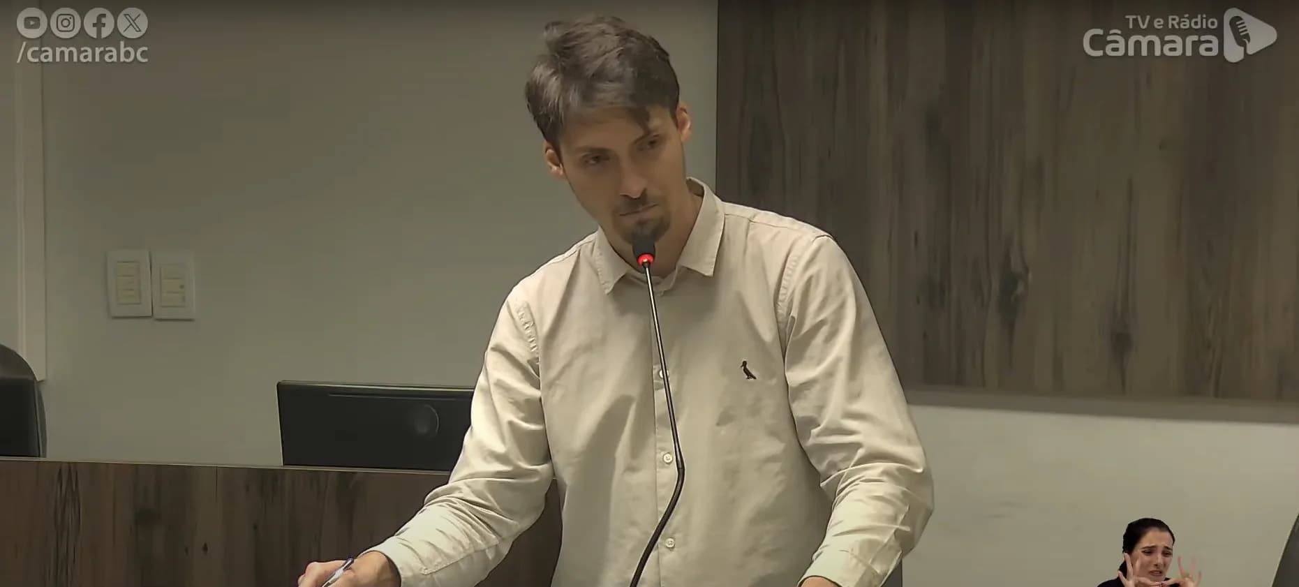 VÍDEO: Jair Renan defende Eduardo Bolsonaro e discute com vereador do PT: &#8220;Tu é baixo, moleque&#8221;