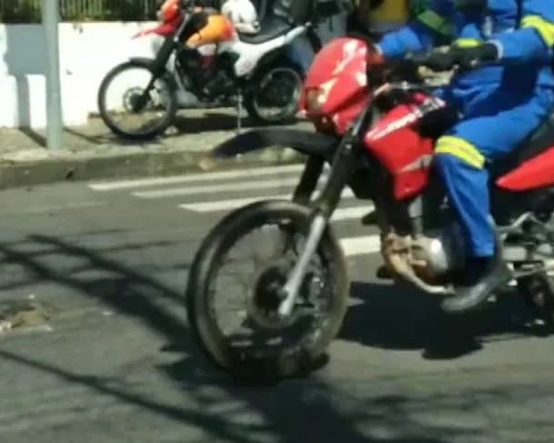 Vídeo: motoqueiro sofre acidente após cair em buraco no Centro de Manaus