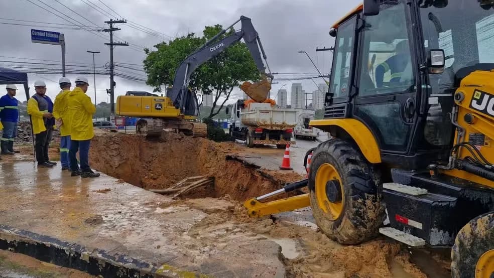 Bairros seguem sem água neste sábado (8) para reparos de adutora na Ponta Negra