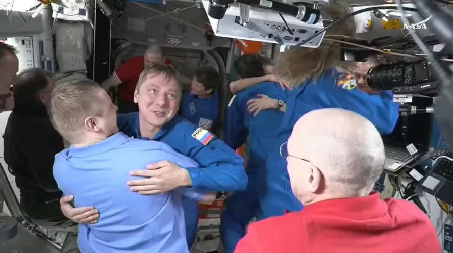Cápsula da Nasa chega à estação espacial para resgatar astronautas isolados há 9 meses